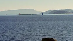 Wind in the sails near Tree Island - Bon